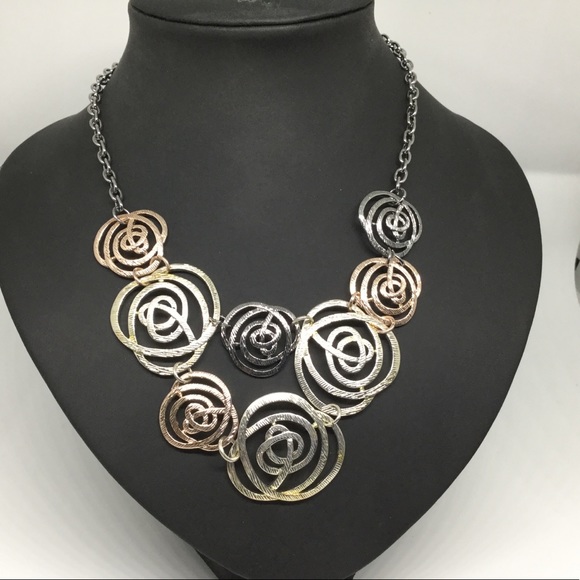 NWT Mixed metal rose necklace - Picture 3 of 6